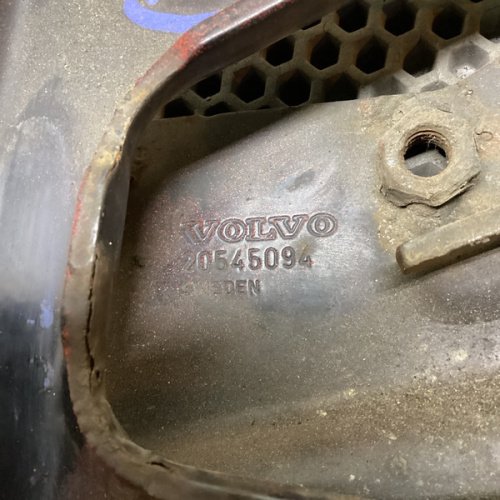 Петля подножки решетки радиатора, L Volvo