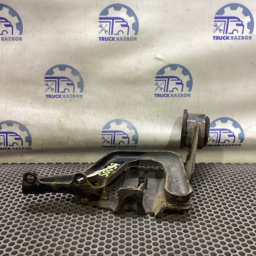 Петля подножки решетки радиатора, R Volvo