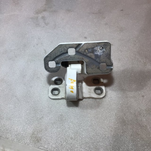 Петля двери Volvo