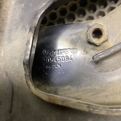 Петля подножки решетки радиатора, L Volvo