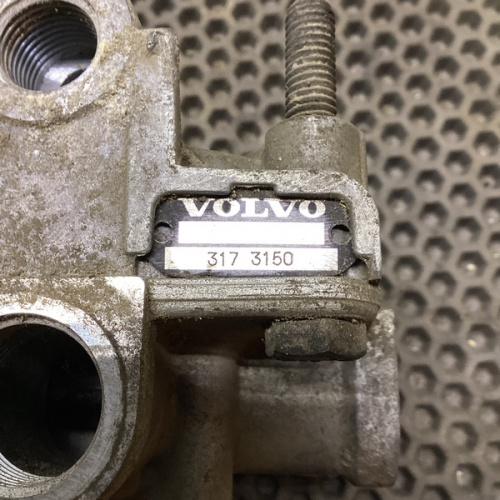 Ускорительный клапан Volvo