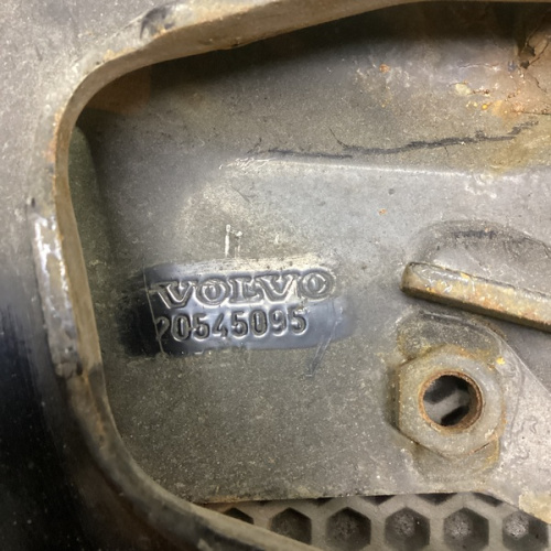 Петля подножки решетки радиатора, R Volvo